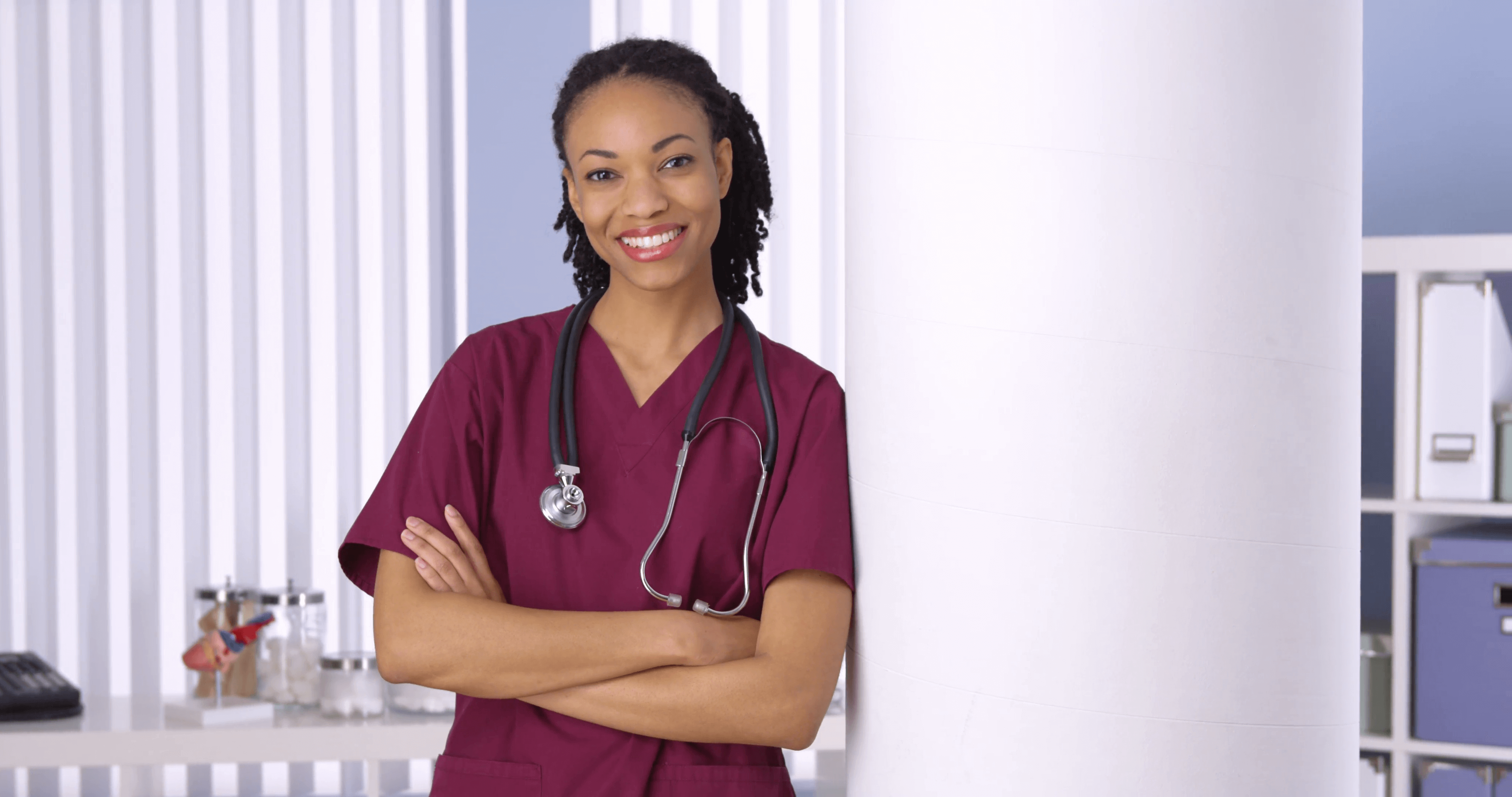 Темнокожая доктор. Чернокожая врач женщина. Фото африканской женщины в офисе. Доктор Блэк. Как выглядят врачи женщины темнокожие.